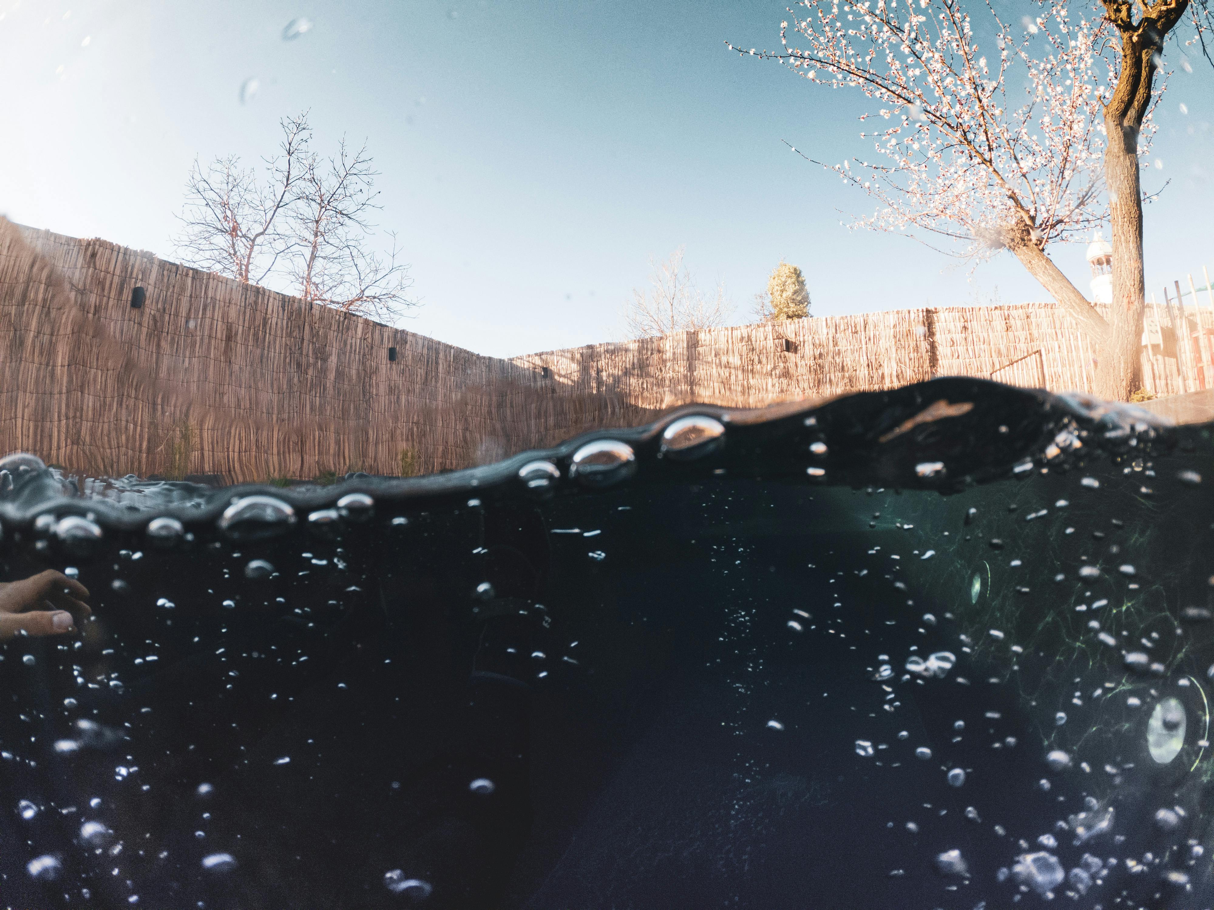 Piscine couverte d'une bâche à bulles bleue au soleil