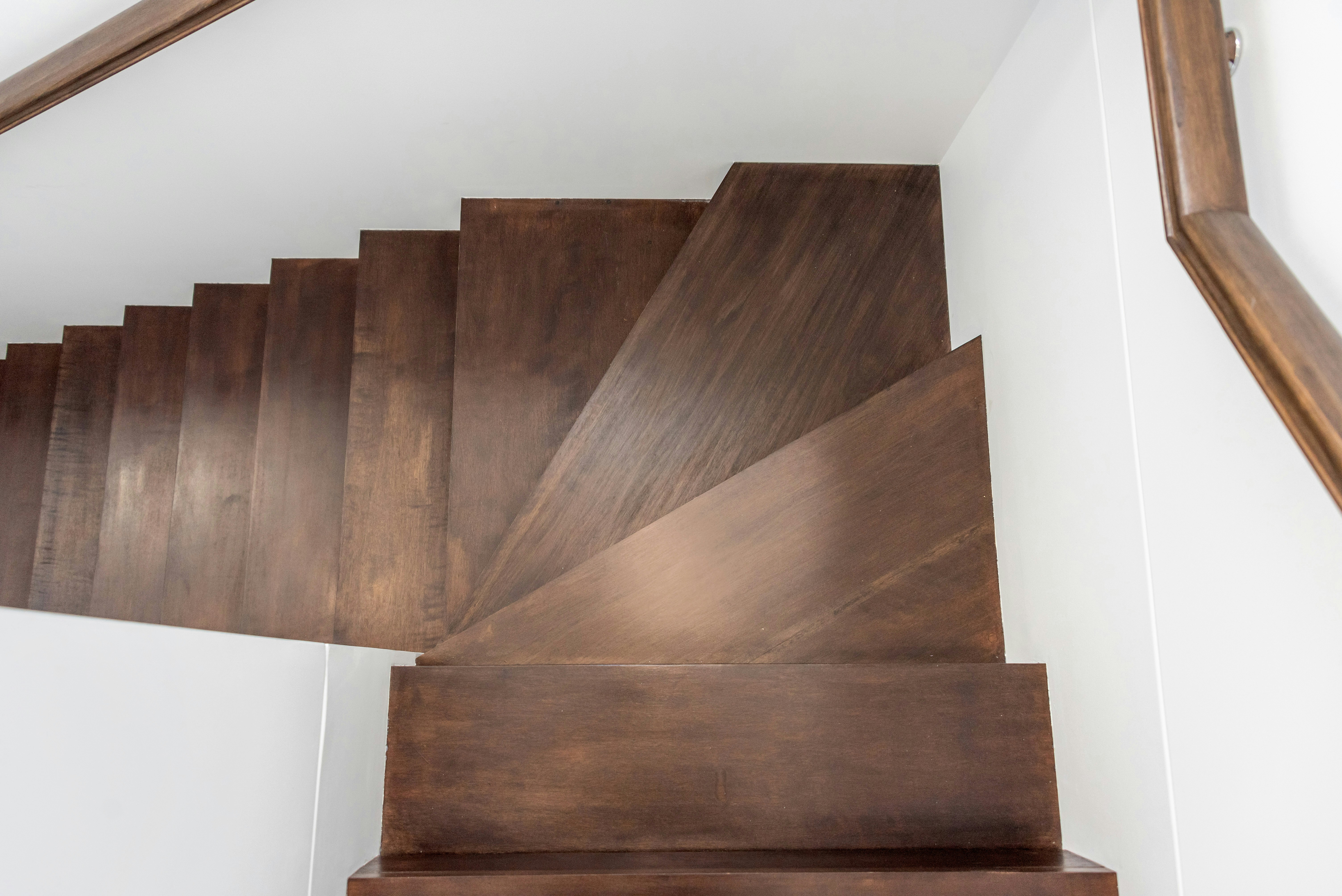 Escalier en bois avec marches régulières dans un intérieur moderne